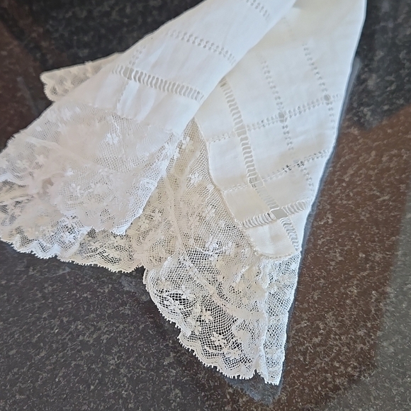 Handmade Antique Lace and Drawn-Thread Handkerchief - Picture 4 of 9